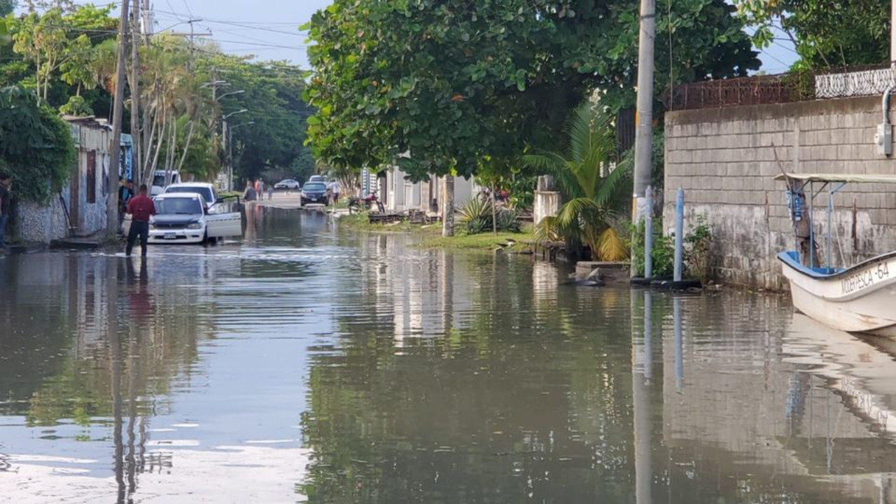 Marejada causa inundaciones en Barrio La Barra, La Ceiba (VIDEO)