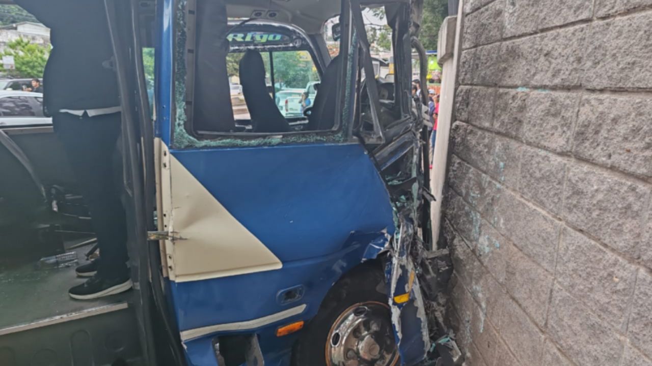 accidente de bus y camioneta en tegucigalpa causa 10 heridos