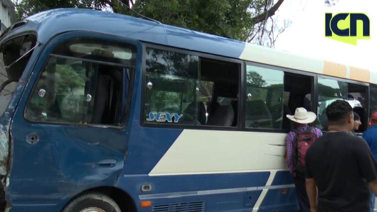 Autobús pierde control y choca frente al Hospital Escuela, 17 Heridos