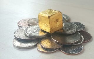 El oro alcanza récord de $2.781 la onza en EE. UU.