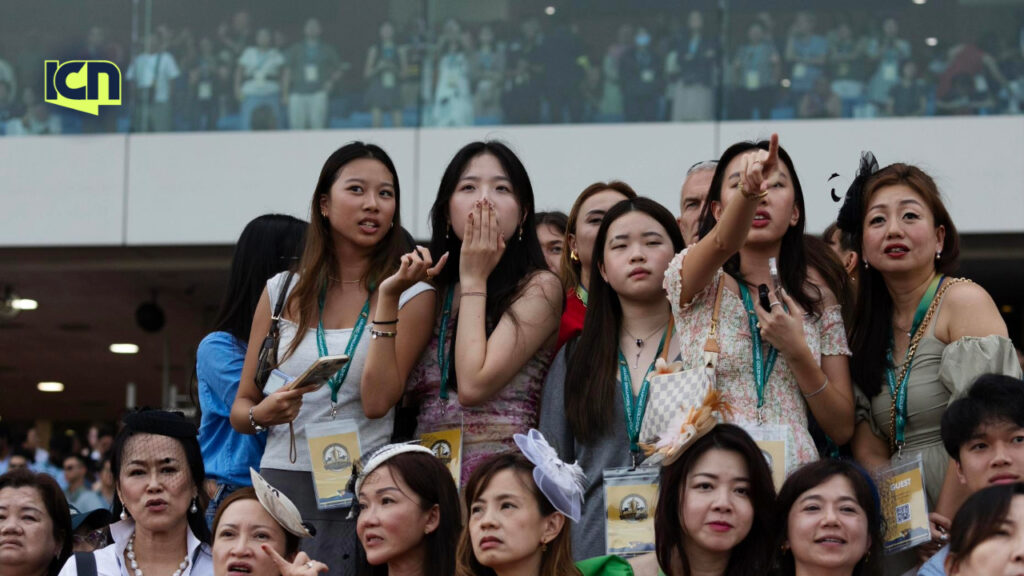 Espectadores asisten este sábado a las carreras de caballos en el club hípico Singapur Turf de Singapur, que celebró el último evento hípico tras 182 años de historia.