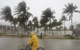 Huracán Milton: un peligroso pero degradado ciclón tocará tierra en la Florida esta noche