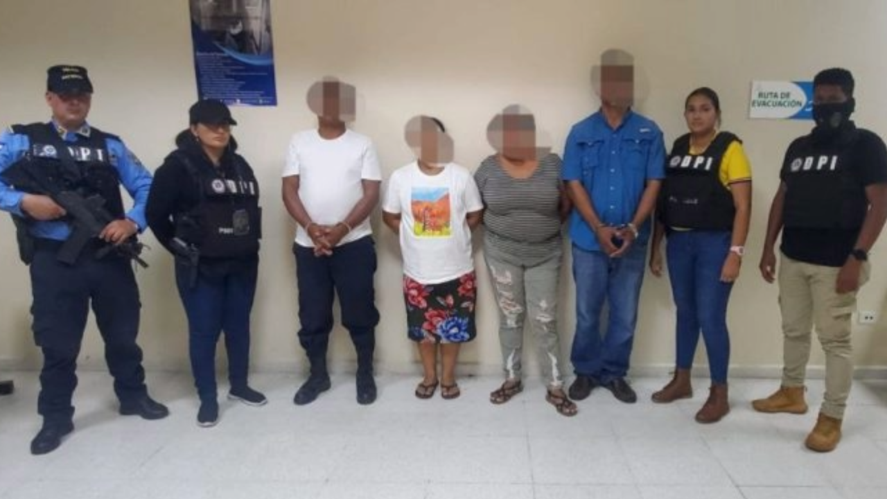 Padres y padrinos acuerdan vender a una niña para explotación sexual