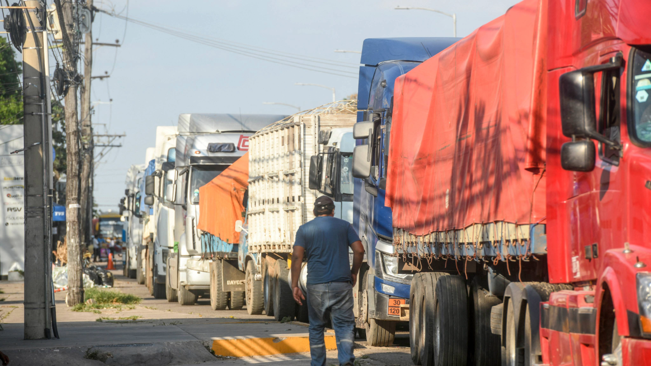 Bolivia, semiparalizada por los cortes de vías de seguidores de Morales