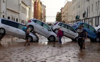 Residentes atónitos y rescatistas desbordados ante las inundaciones en España