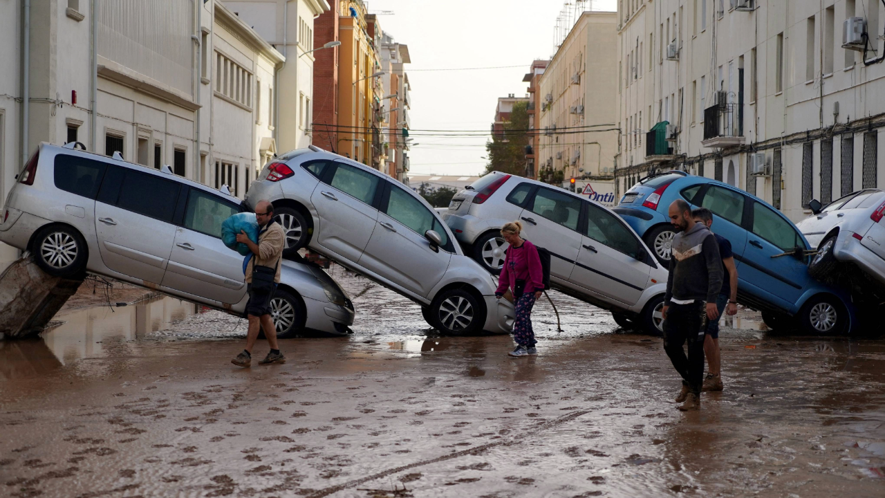 Residentes atónitos y rescatistas desbordados ante las inundaciones en España