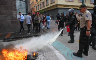 Ecuatorianos protestan contra Noboa por crisis eléctrica y de seguridad