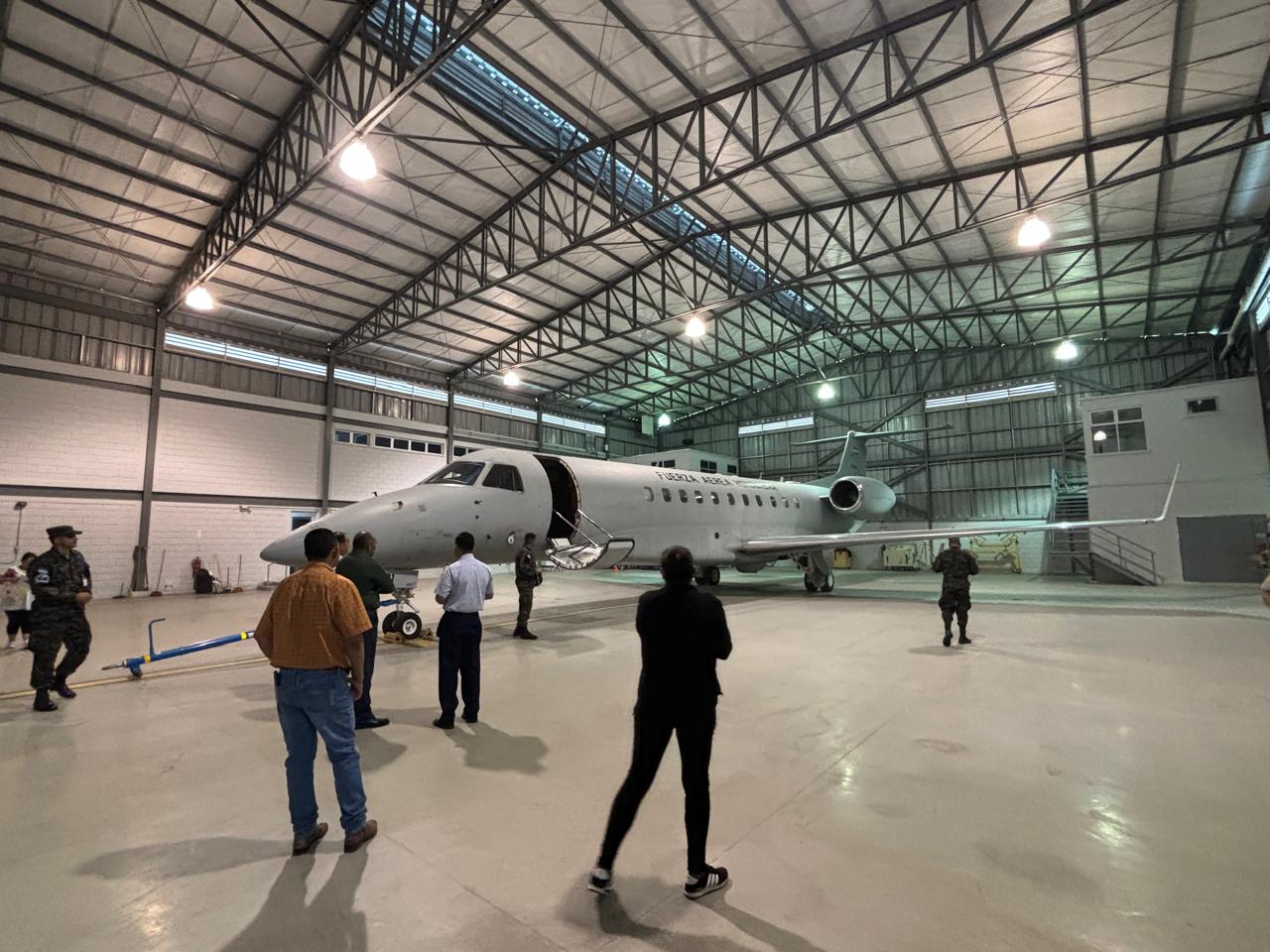 Avión presidencial Embraer Legacy 600, en el hangar de la Fuerza Aérea Hondureña duante uns inspección de la Fiscalía.