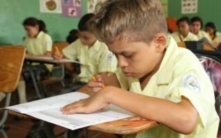 70 mil estudiantes perderán año escolar por eliminación de segunda recuperación, advierte experto