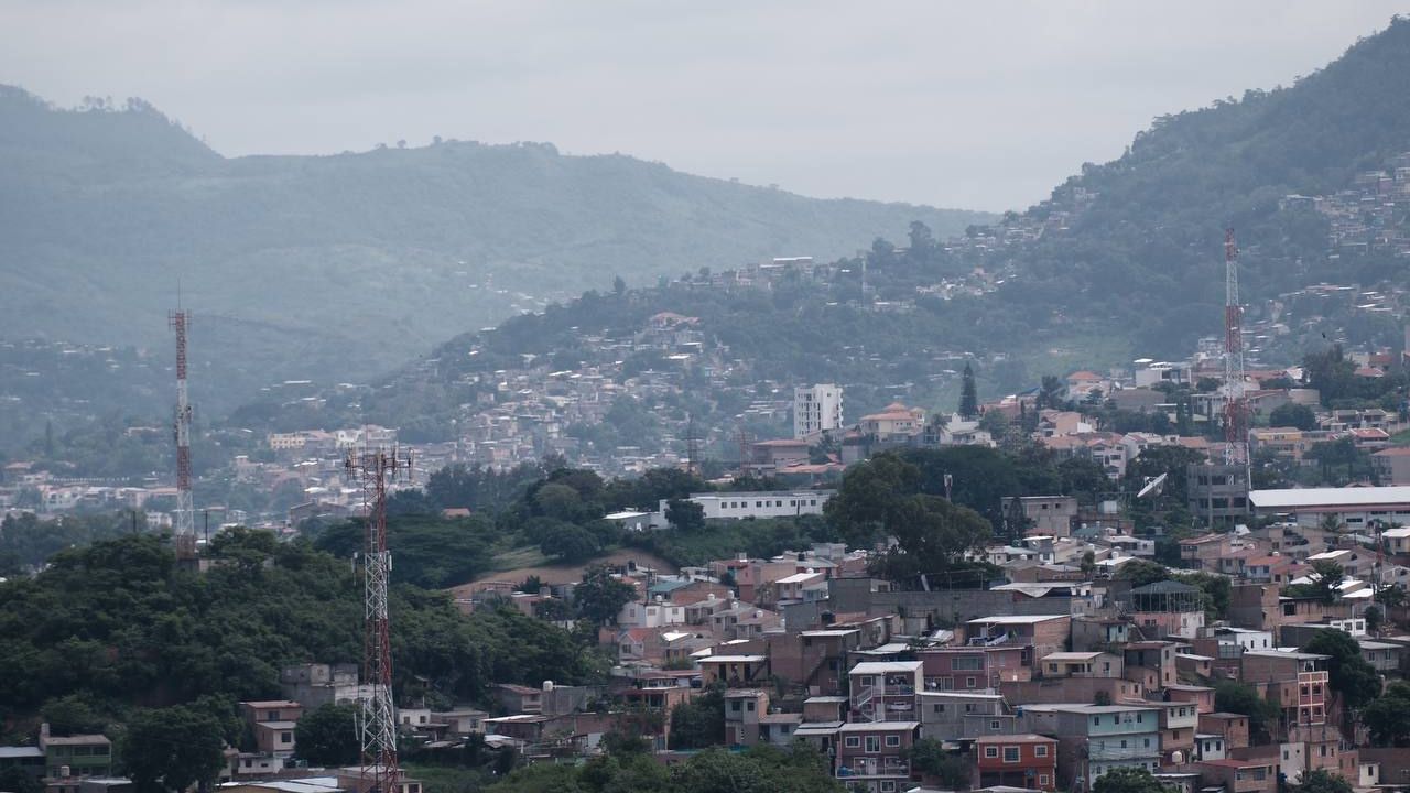 Frente frío en Honduras genera lluvias y alto oleaje