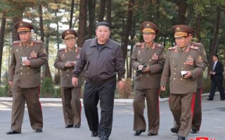 Kim Jong-un presenta nuevo armamento y amenaza a EE.UU.