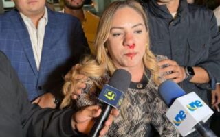 Violencia política: aspirante nacionalista agredida por turba de Libre