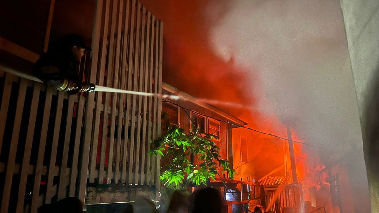 Incendio consume nueve viviendas en Roatán, Islas de la Bahía