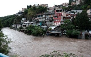 Centenares de familias evacuadas por la depresión tropical Sara