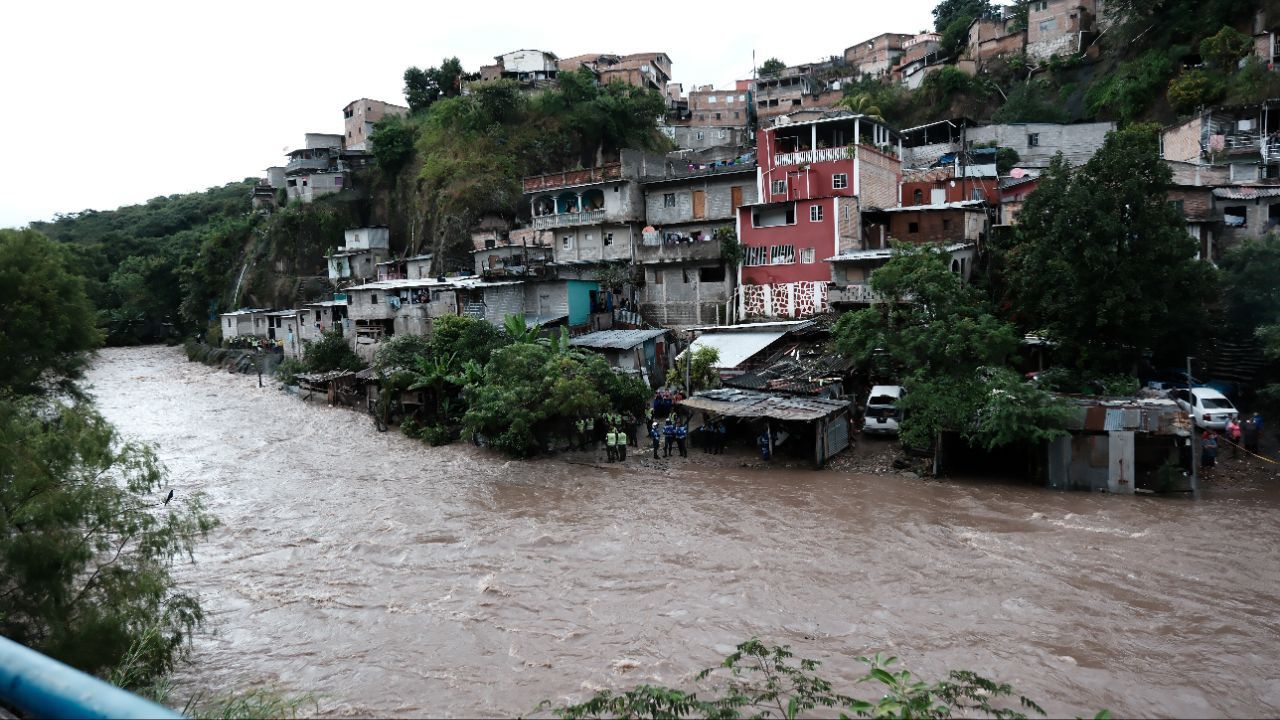 Familias en Tegucigalpa huyen de inundaciones y crecientes por la depresión tropical Sara