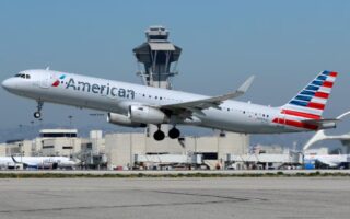 Intentan de abrir puerta en vuelo 1915 de American Airlines