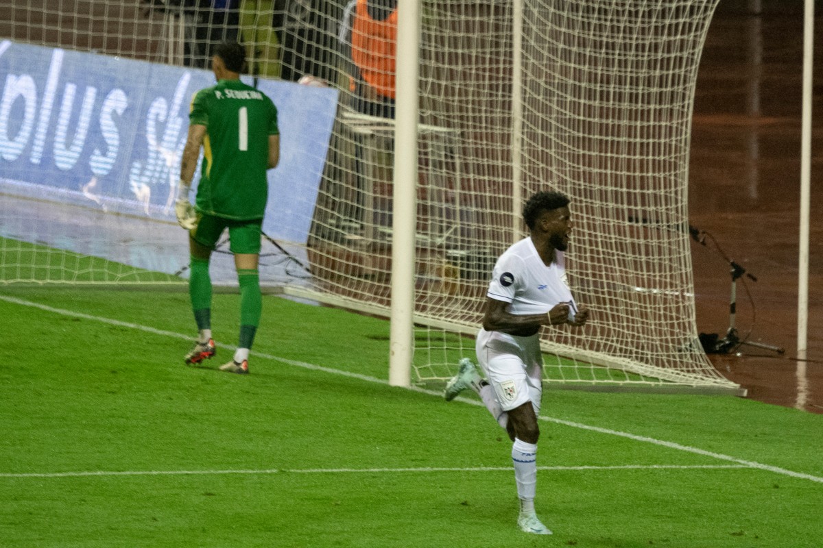 José Fajardo celebra su gol ante Costa Rica.