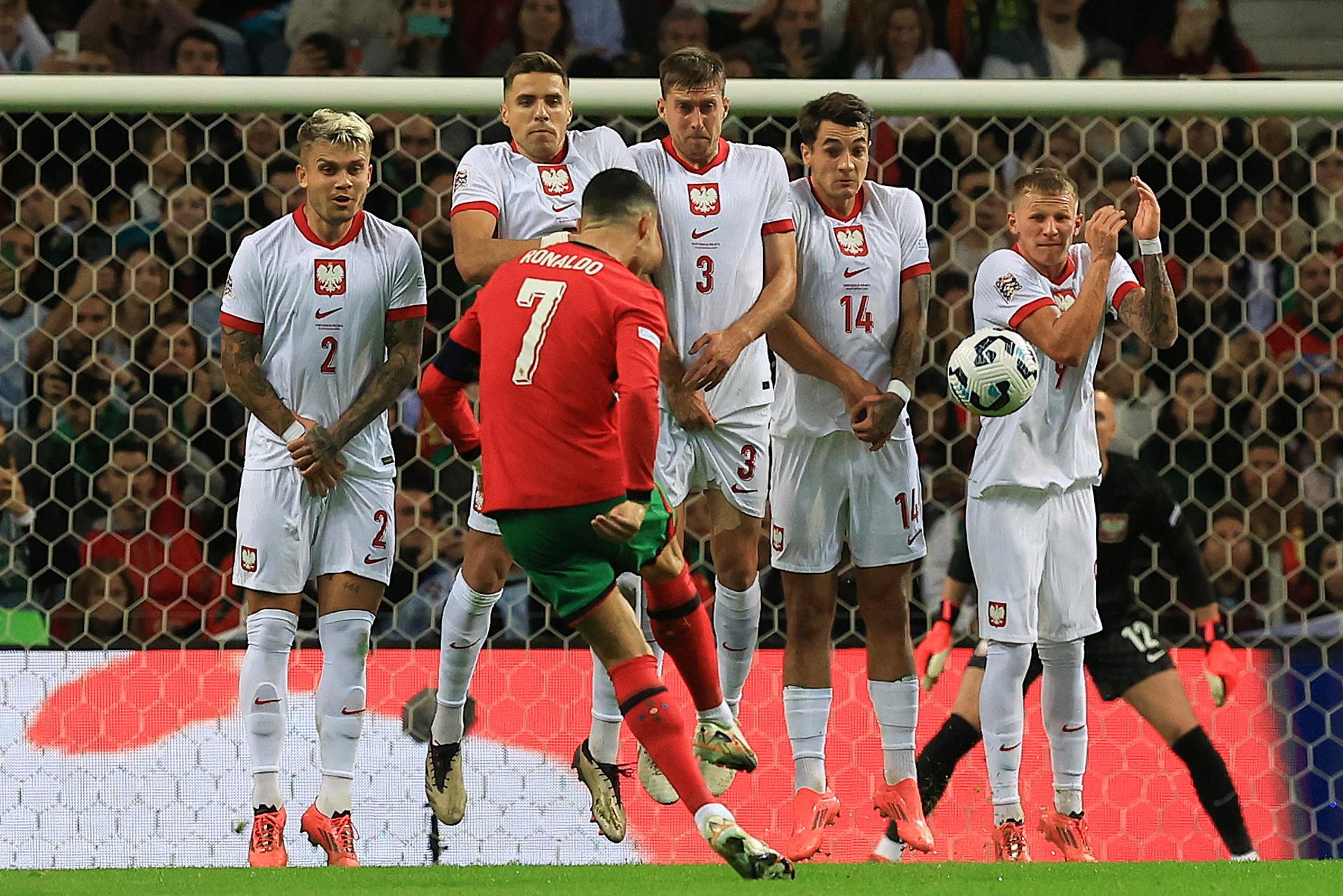 Cristiano Ronaldo dispara contra la barrera de Polonia.