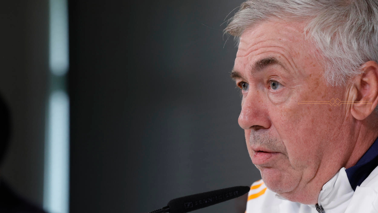 El entrenador del Real Madrid, Carlo Ancelotti (delante) dirige el entrenamiento del equipo este sábado en la Ciudad Deportiva de Valdebebas en la víspera del su partido de LaLiga contra el Getafe.