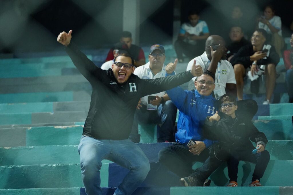 Afición en el encuentro Honduras - México