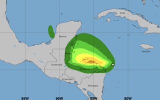 Tormenta Sara se debilita a su paso por Belice