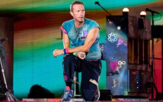 Chris Martin de Coldplay sufre caída en pleno concierto en Australia