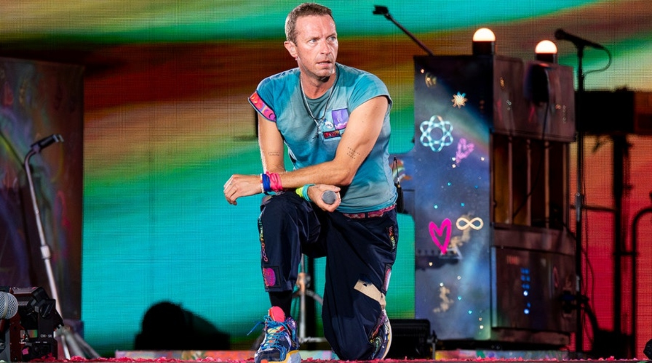 Chris Martin de Coldplay sufre caída en pleno concierto en Australia