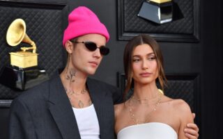 Justin Bieber y Hailey Baldwin posan por primera vez con su hijo