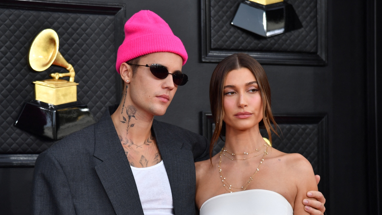 Justin Bieber y Hailey Baldwin posan por primera vez con su hijo