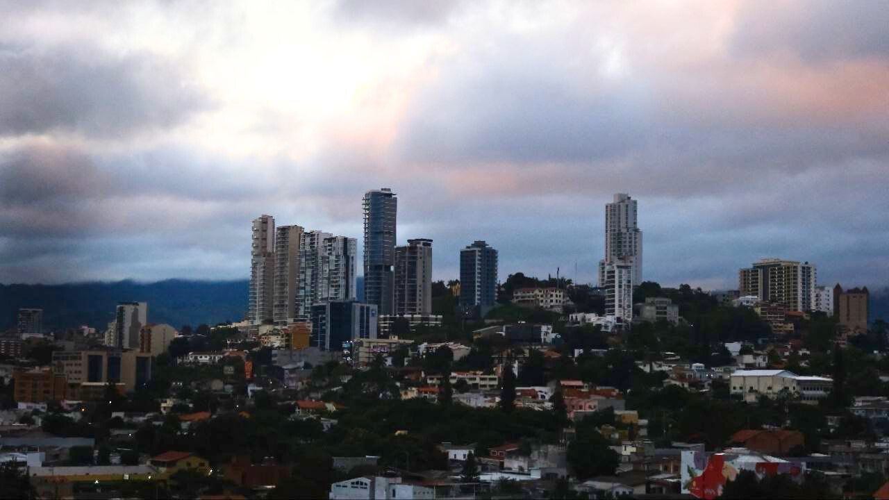 Clima en Honduras: Temperaturas frescas y lluvias este viernes.