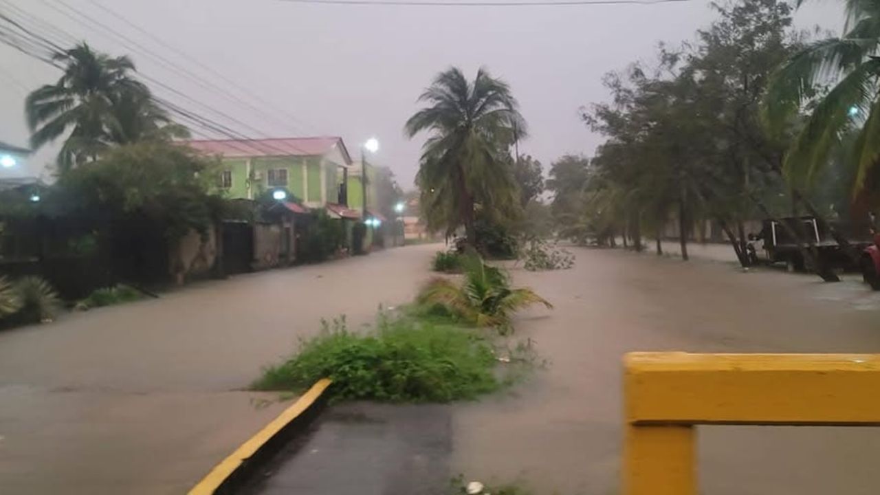 Fuertes lluvias inundan calles de Cortés en el norte del país