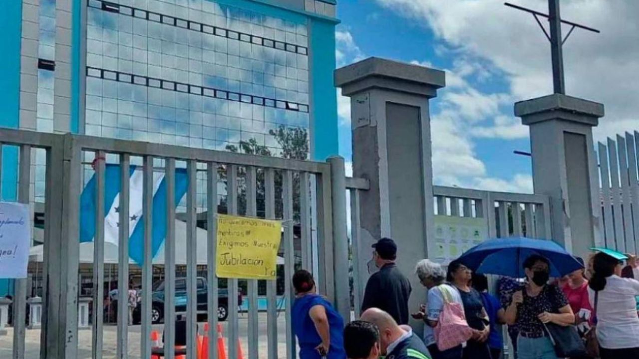 Maestros Jubilados Mantienen Protestas por Pago de Pensiones