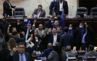 Se aviva el debate entre oposición y oficialismo por el bono navideño en el Congreso Nacional