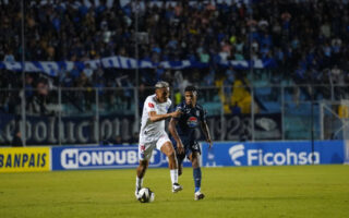 Empate con polémica: Olimpia y Motagua dejan todo para el domingo