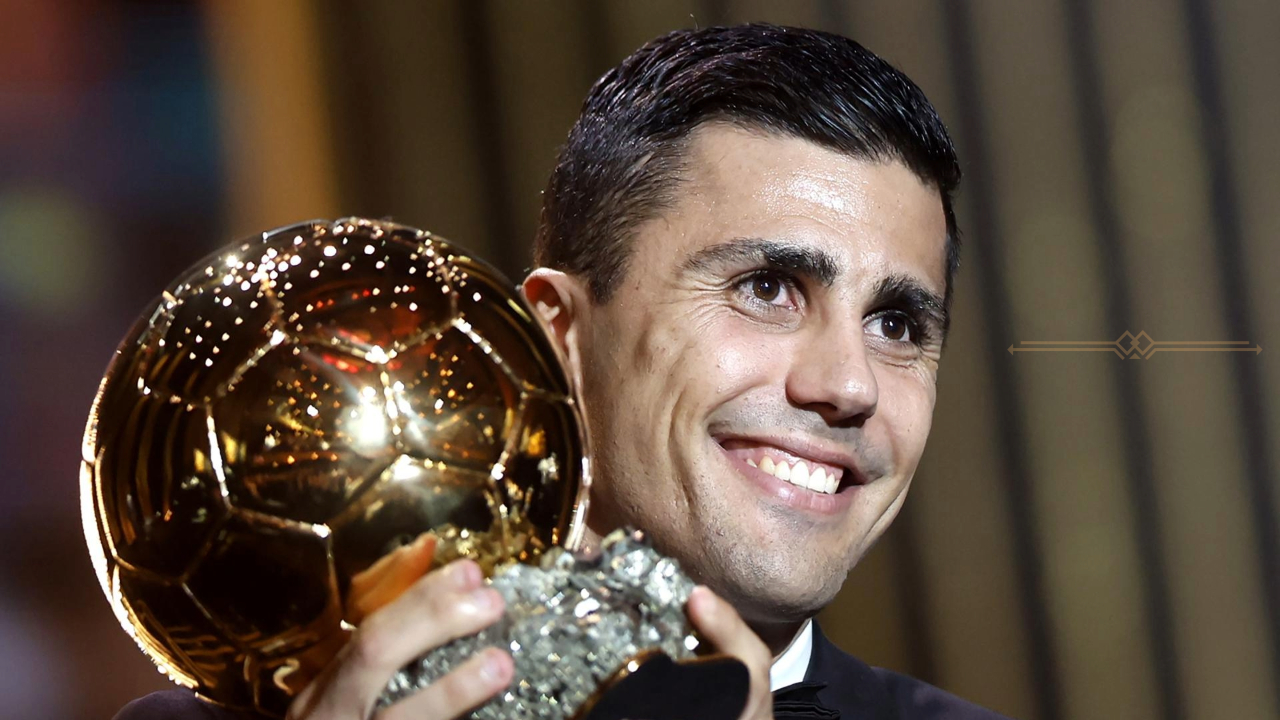 Rodrigo Hernández, con el Balón de Oro.