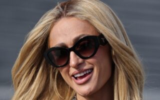 Paris Hilton celebra la Navidad con mensaje sobre el abuso infantil