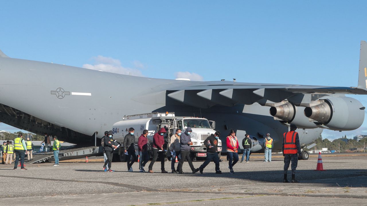 Operativo de deportación de Trump: aviones militares llegan con guatemaltecos expulsados