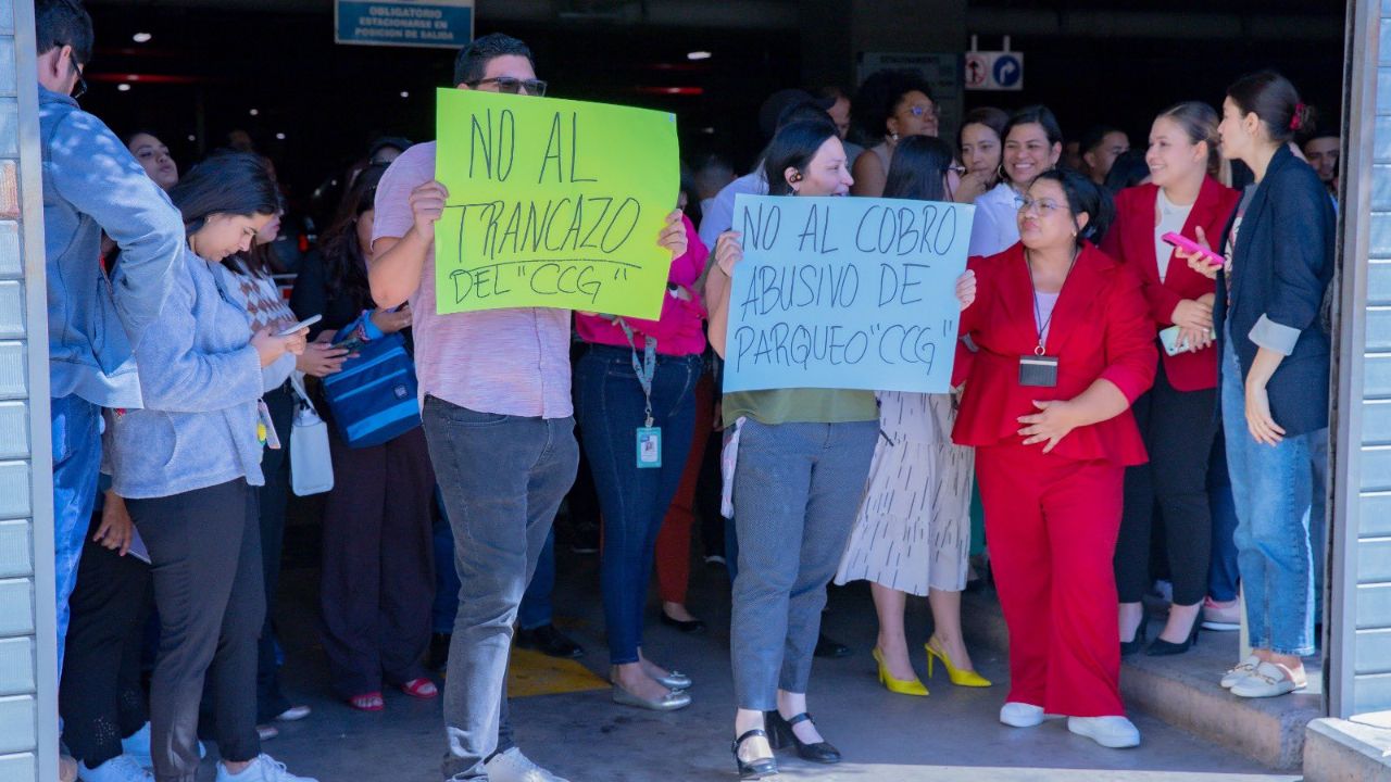 Aumento de tarifas de parqueo causa caos en el CCG