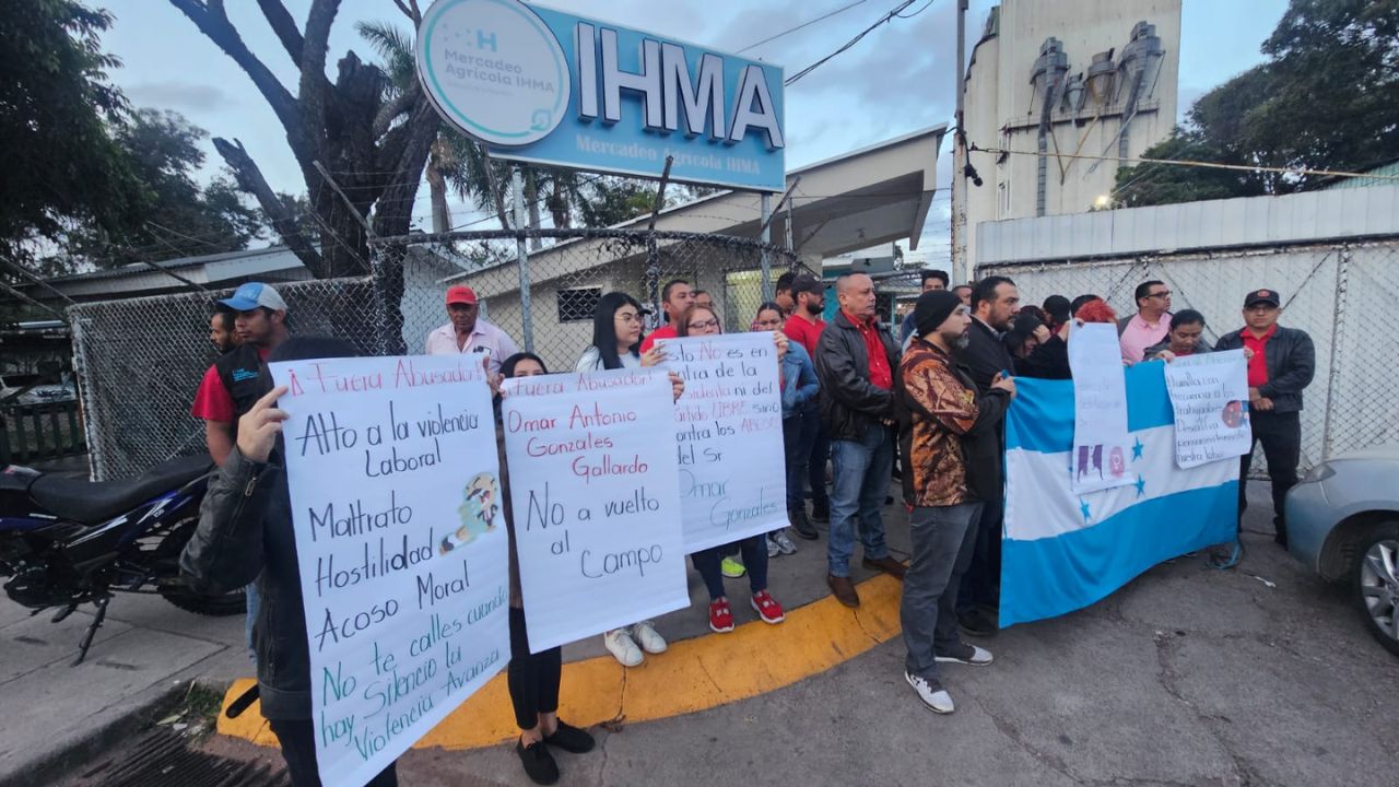 Empleados del IHMA protestan exigiendo la destitución de Gonzales