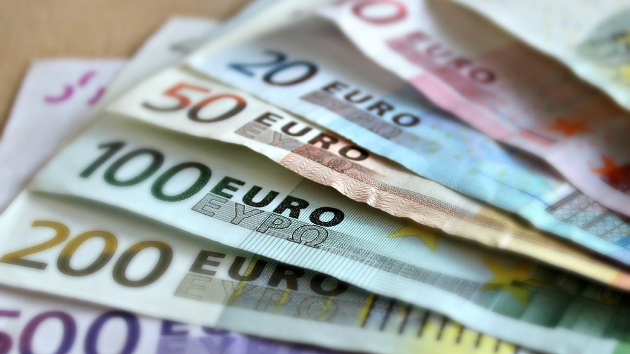 El euro toca su nivel más bajo frente al dólar desde 2022