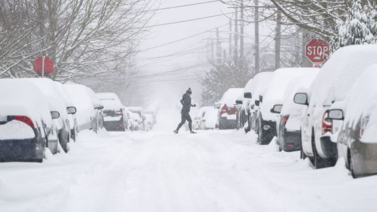 Tormenta de nieve en EE.UU. provoca cancelaciones de vuelos y cortes de energía