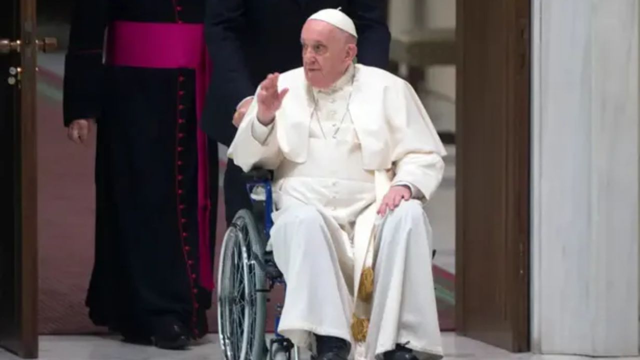 El Papa Francisco se lesiona el brazo derecho