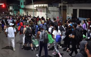 Con migrantes hondureños: parte caravana desde México bajo la presidencia de Trump