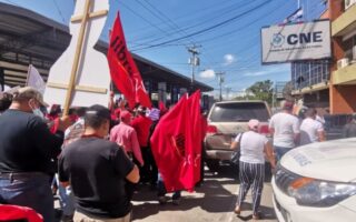 ¿Qué personas o entidades no pueden financiar las campañas de los precandidatos?