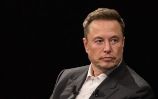 Elon Musk estaría interesado en comprar el Liverpool, según su padre