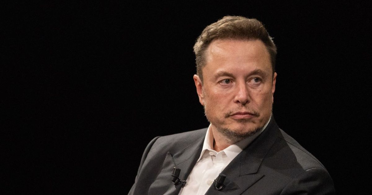 Elon Musk estaría interesado en comprar el Liverpool, según su padre