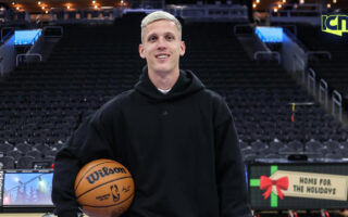 Dani Olmo dona la réplica de una pista oficial NBA